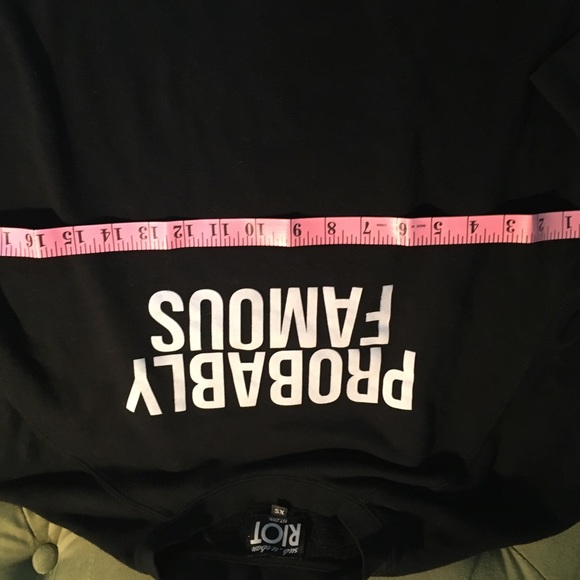 Cute slightly oversized sweatshirt in great condition! - Picture 2 of 2